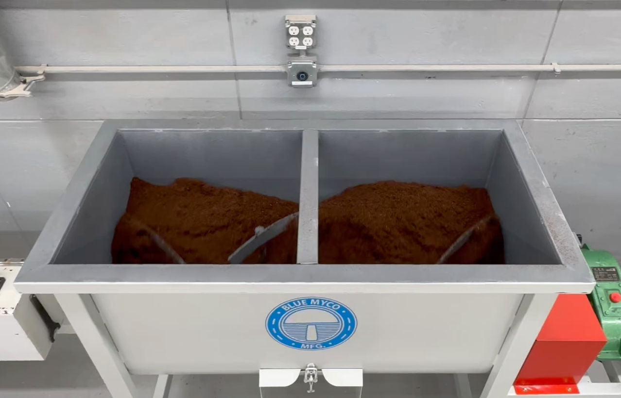 400L Batch Ribbon Mixer With Water Bar loaded